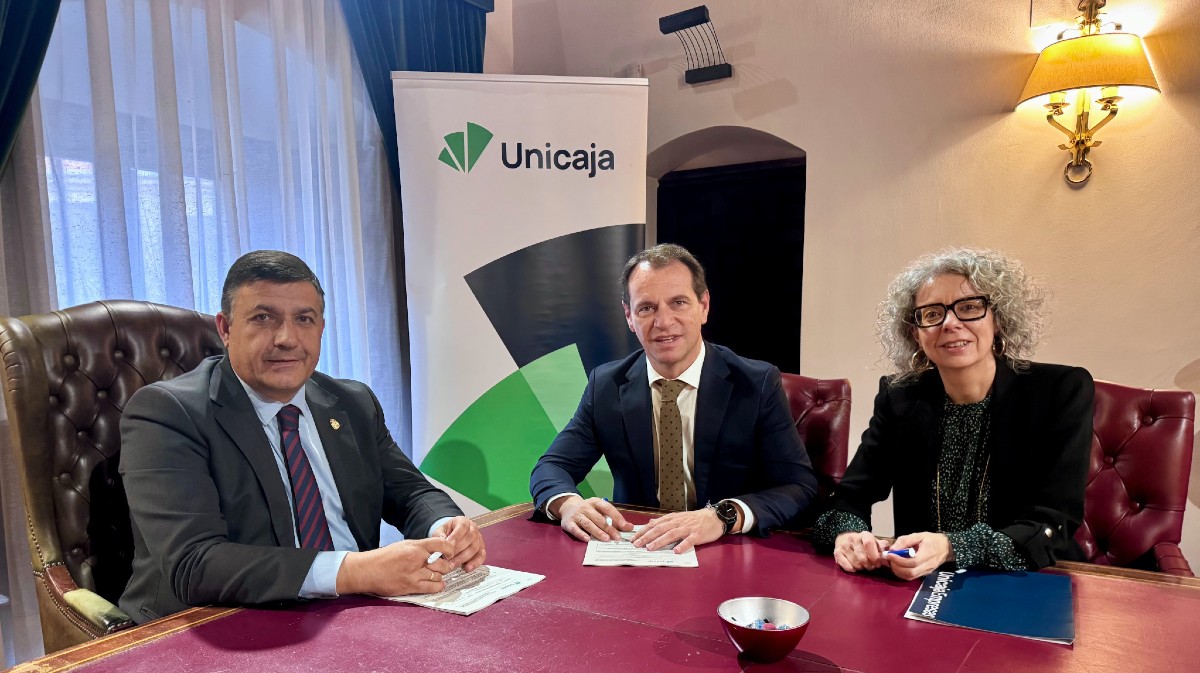 Unicaja anticipa 17 millones de euros a los ayuntamientos de Ávila para garantizar liquidez