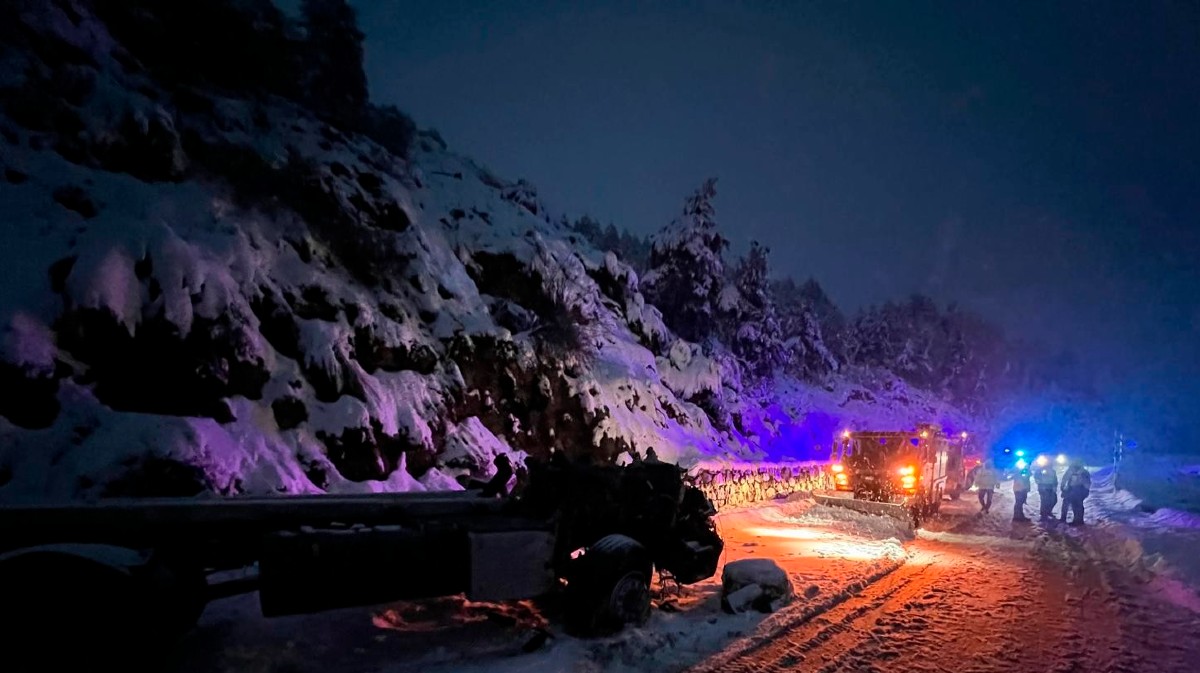 Abre el puerto de El Pico tras la retirada de los restos de la quitanieves siniestrada