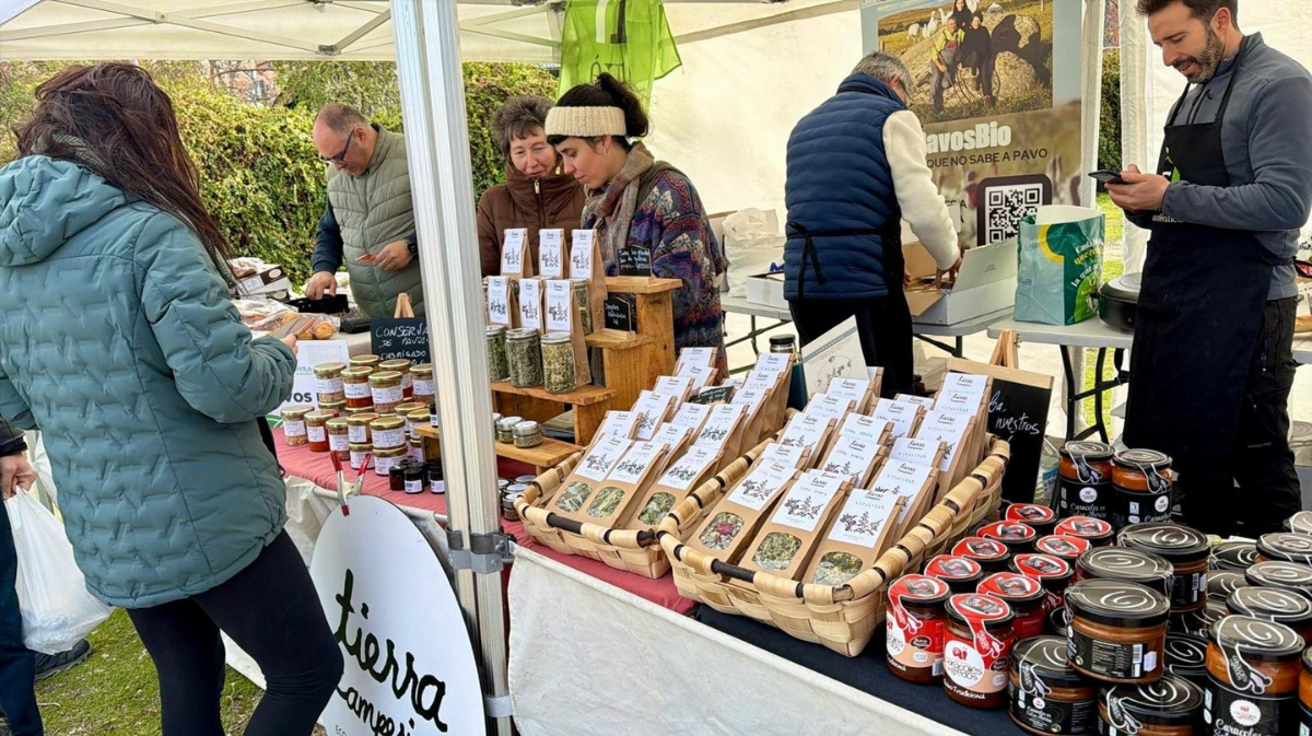 Diversos productores de &Aacute;vila Aut&eacute;ntica durante el mercado del Planetario.
