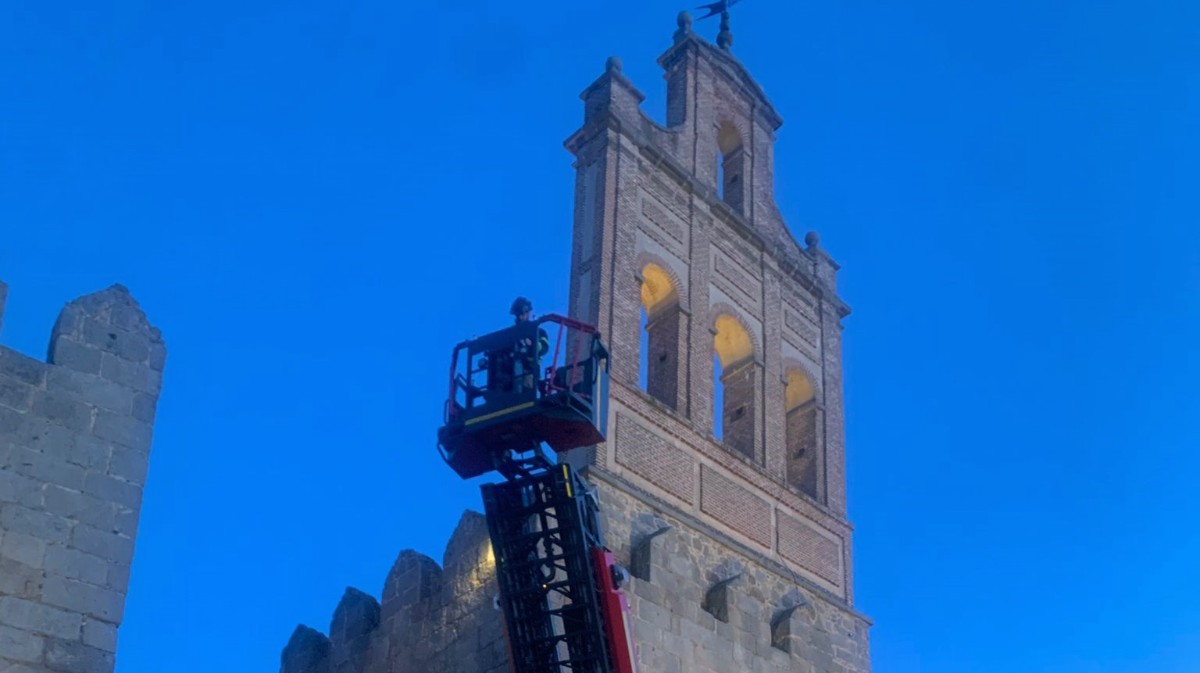 Un dron colgado en la muralla