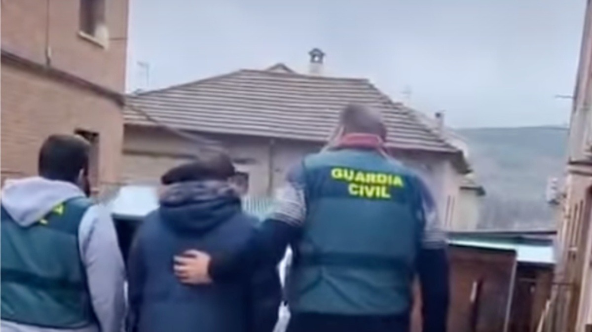 Detenidos en Arenas por robar sillas de terrazas.