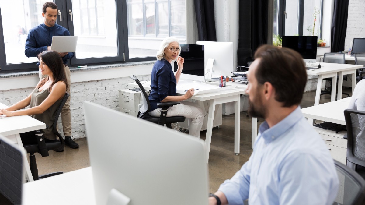 Imagen de archivo de empleados en una oficina.