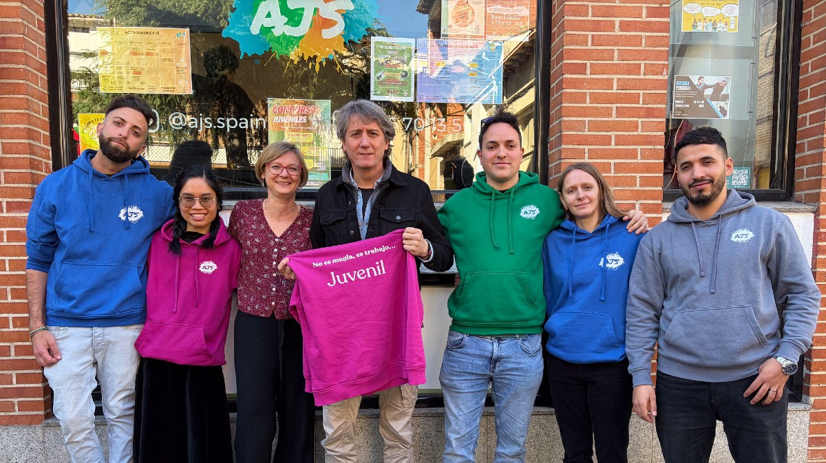 Carlos Mart&iacute;nez en Arenas con la Asociaci&oacute;n de J&oacute;venes Solidarios.