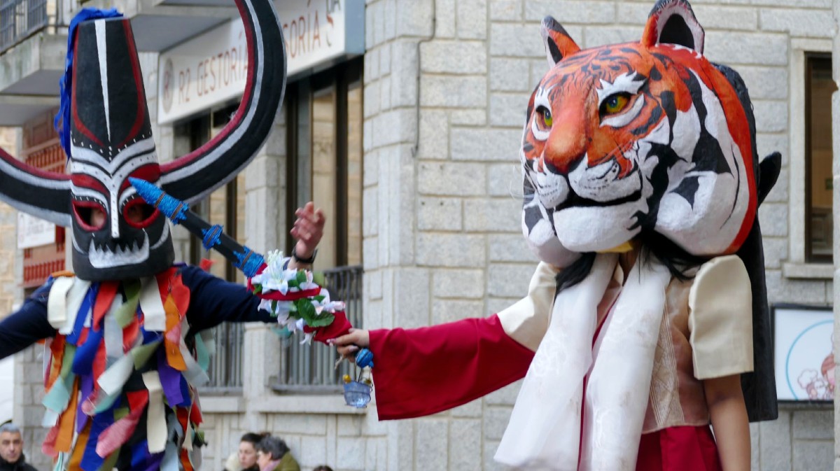 FOTOS | Coloridas esculturas en la pasarela