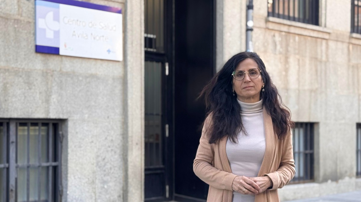 La candidata del PP ante el Centro de Salud &Aacute;vila Norte.