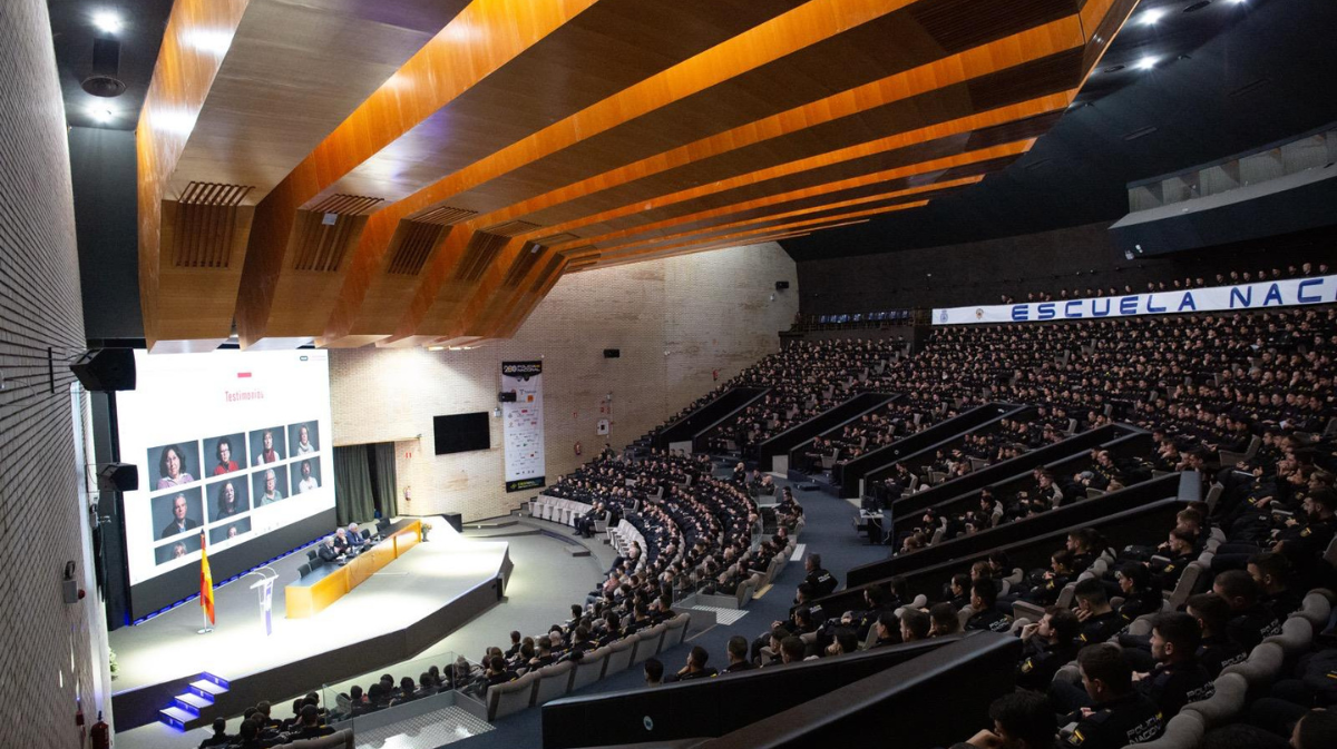 La Escuela de Policía recuerda a las víctimas de la matanza de la cafetería Rolando