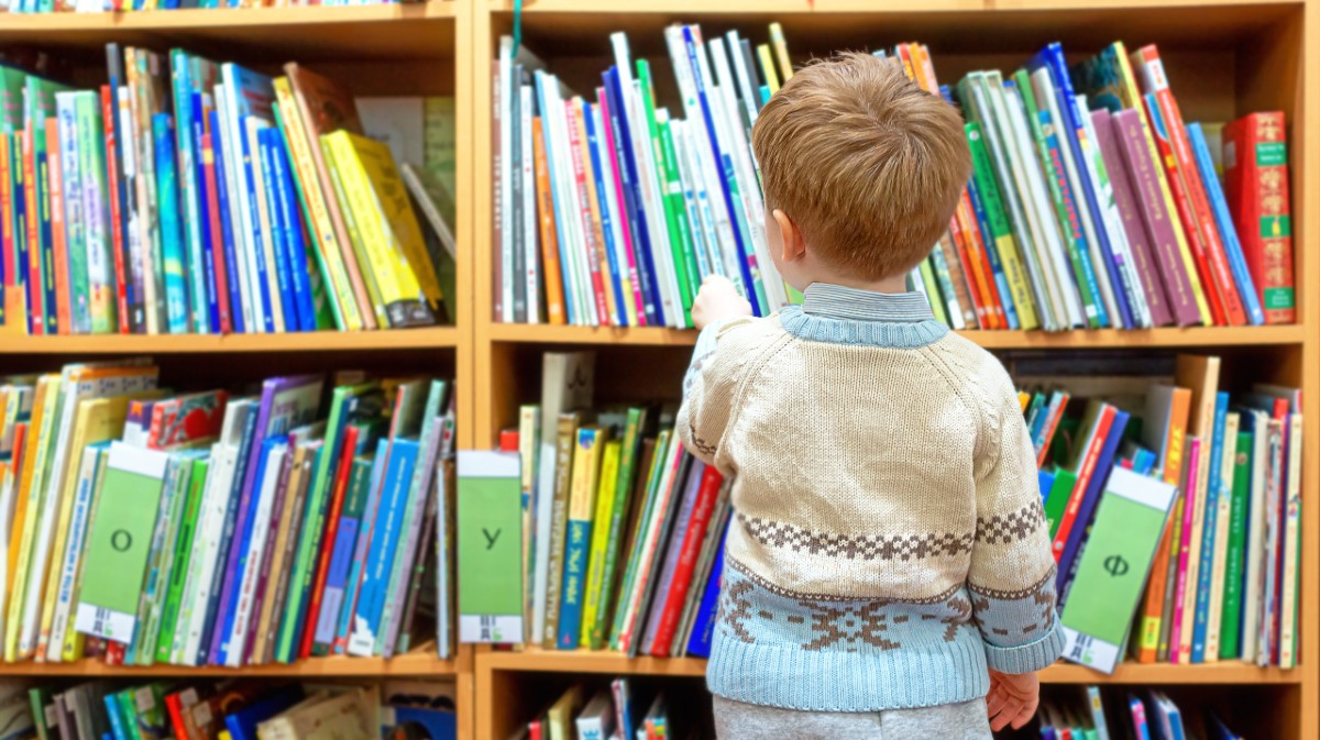 Un ni&ntilde;o en una biblioteca.