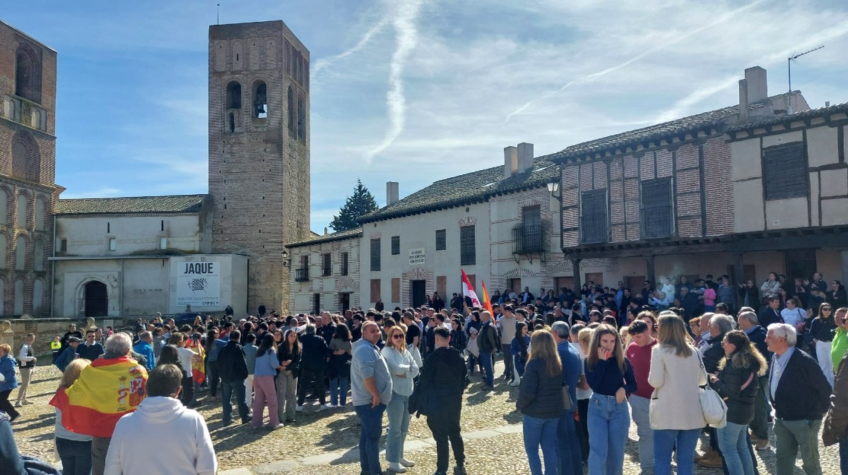 Seguidores de Vox ante la visita de Abascal a Ar&eacute;valo.