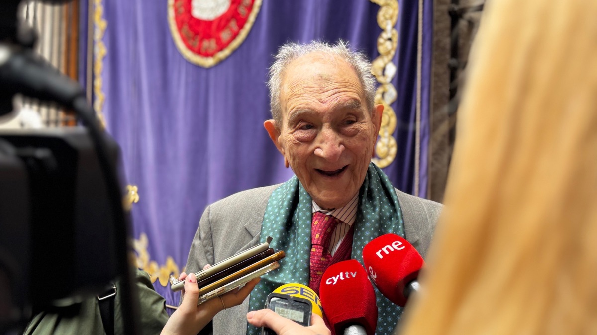 Nicol&aacute;s S&aacute;nchez-Albornoz cumple 100 a&ntilde;os recibiendo el Diploma al M&eacute;rito por la Ciudad de &Aacute;vila