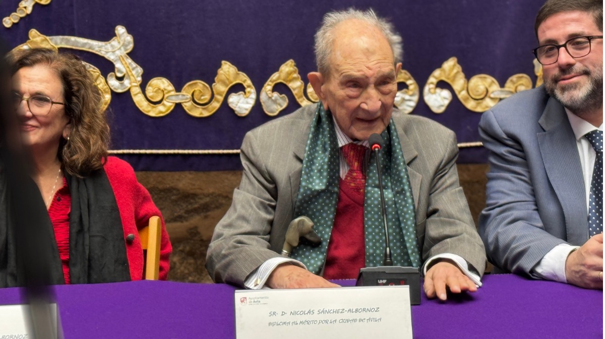 Nicol&aacute;s S&aacute;nchez-Albornoz cumple 100 a&ntilde;os recibiendo el Diploma al M&eacute;rito por la Ciudad de &Aacute;vila