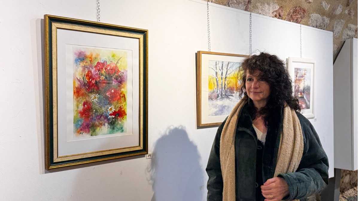 Yolanda D&iacute;az junto a una de sus obras