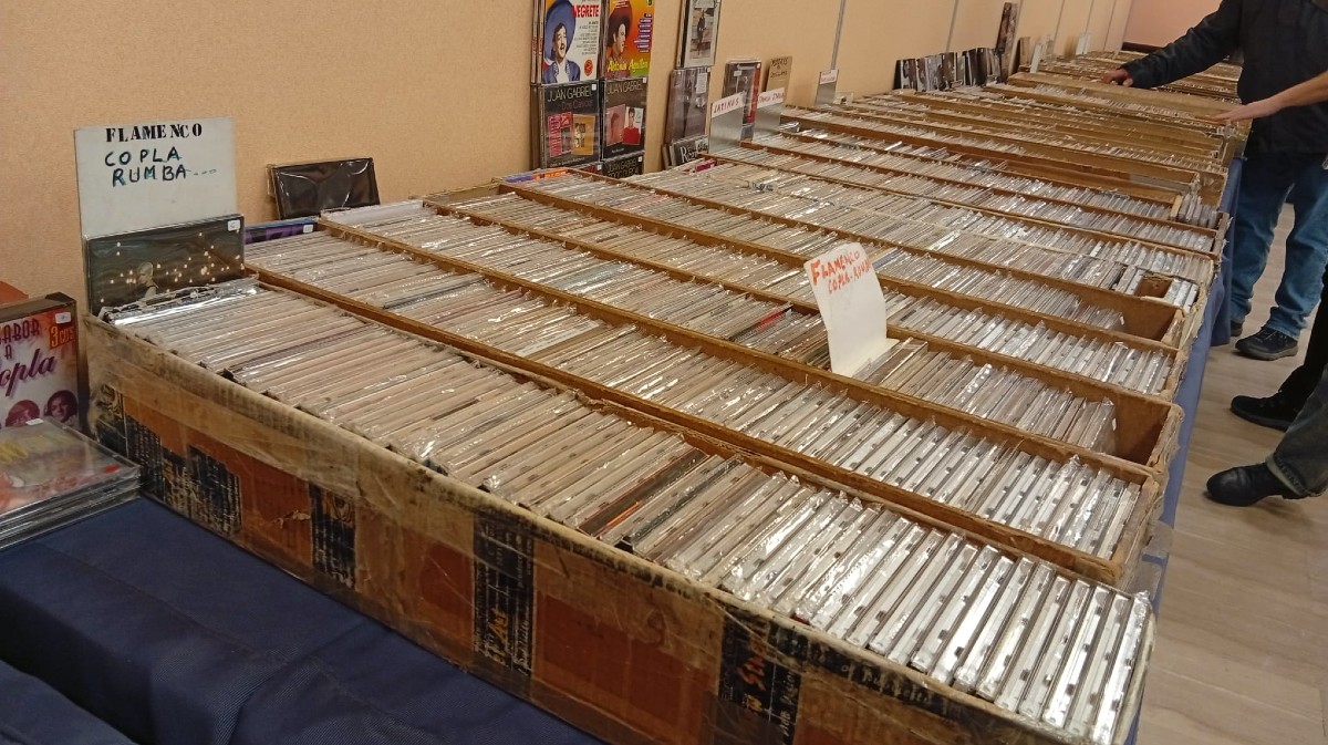 Feria del disco en &Aacute;vila.