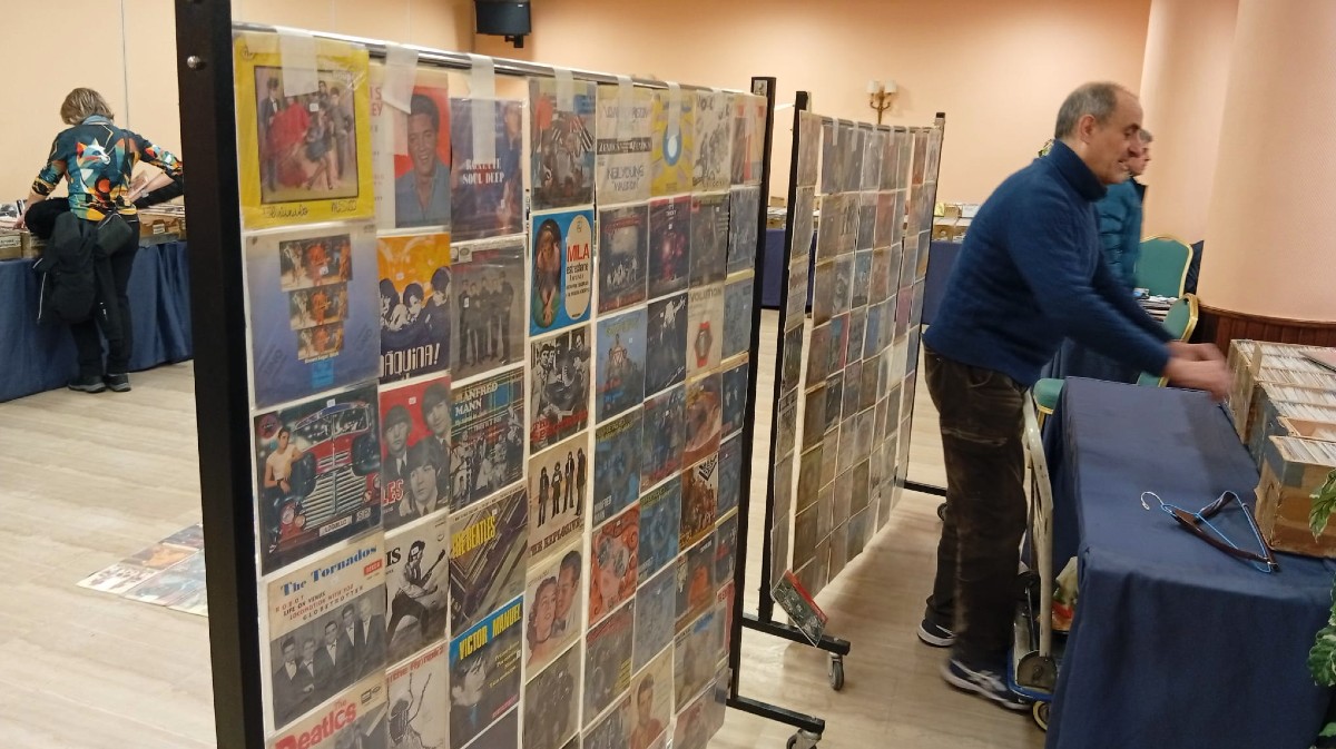 Feria del disco en &Aacute;vila.