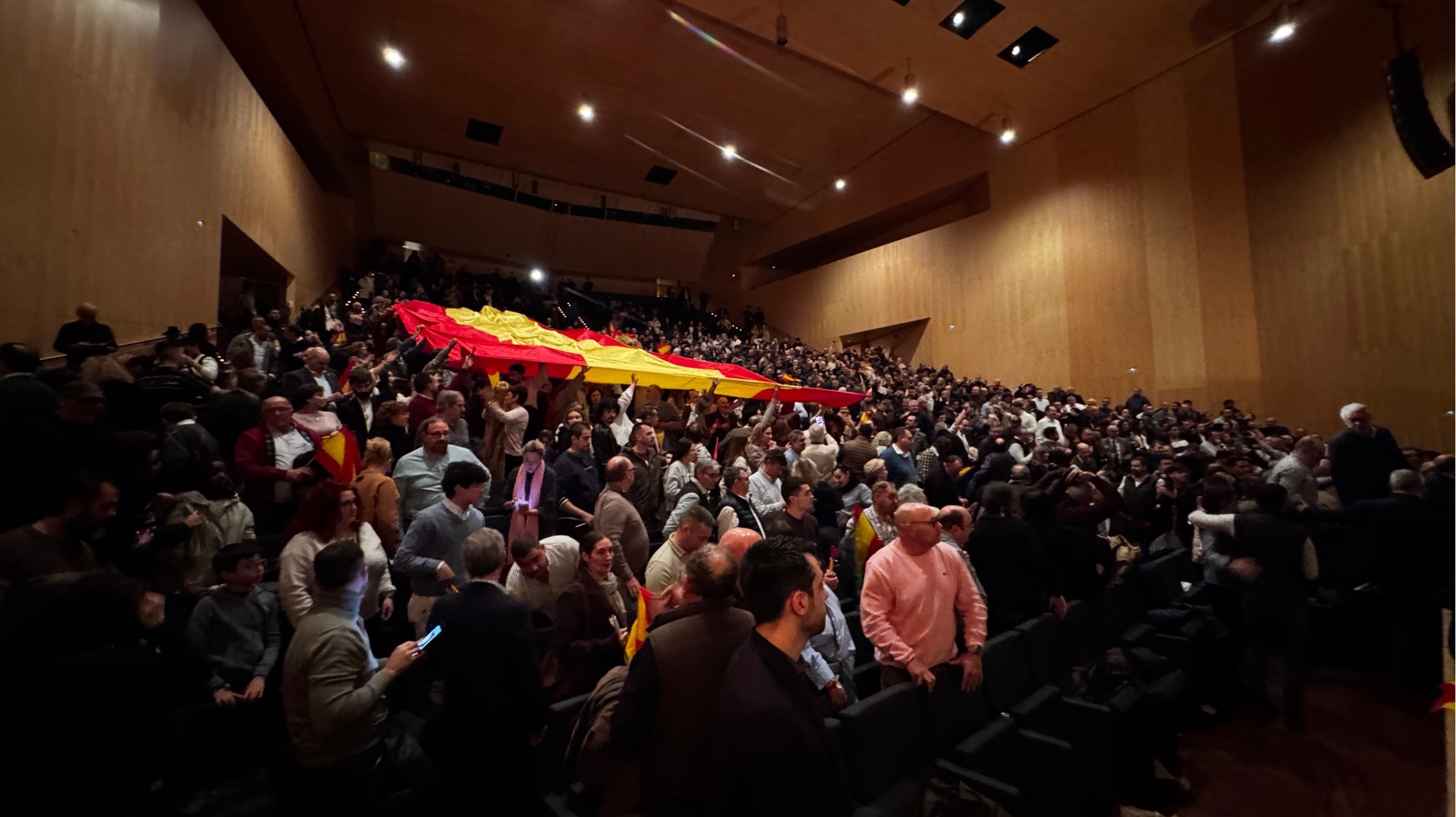 Una gran bandera de Espa&ntilde;a se despliega entre el p&uacute;blico