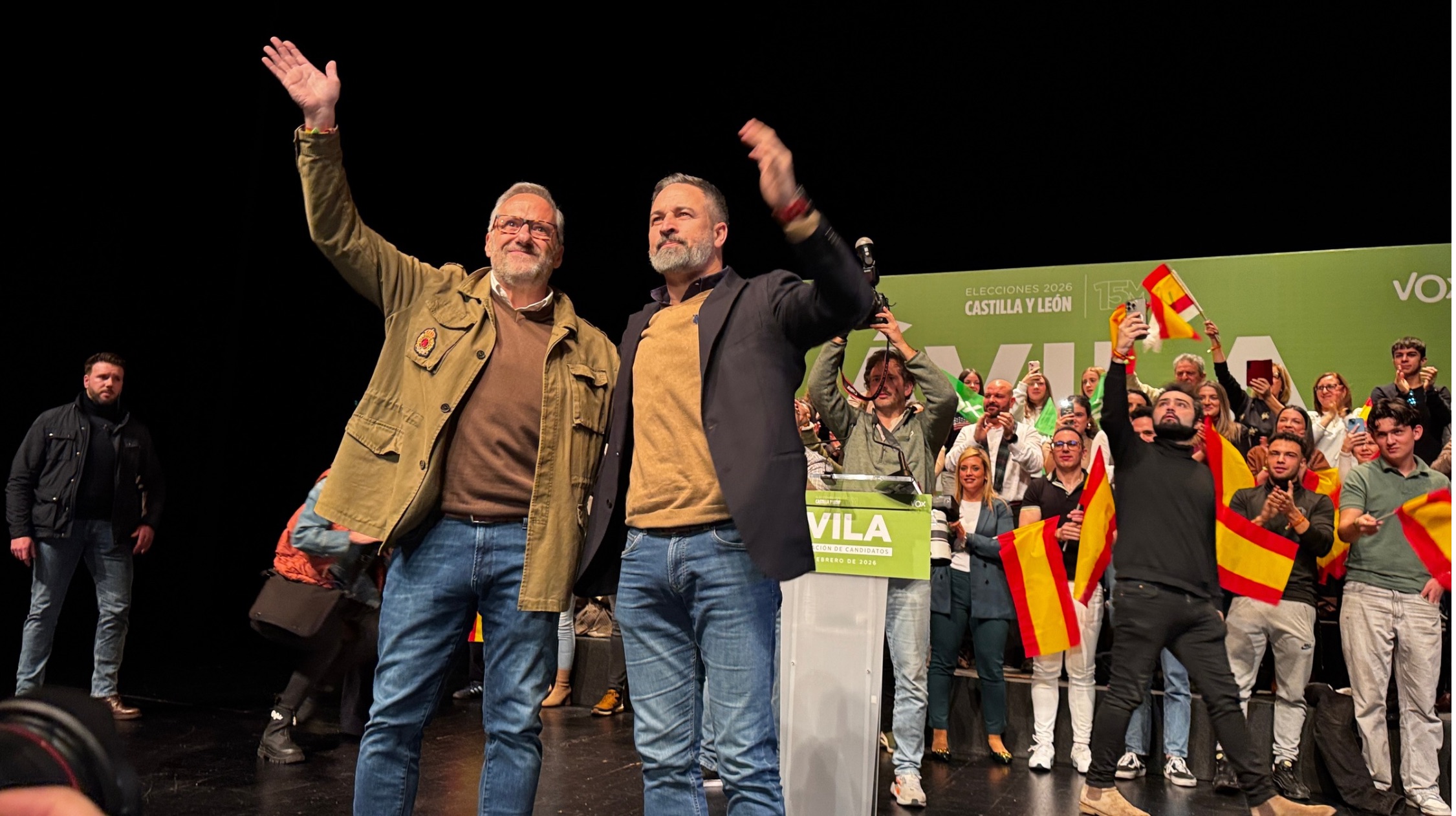 Santiago Abascal y Carlos Poll&aacute;n sobre el escenario