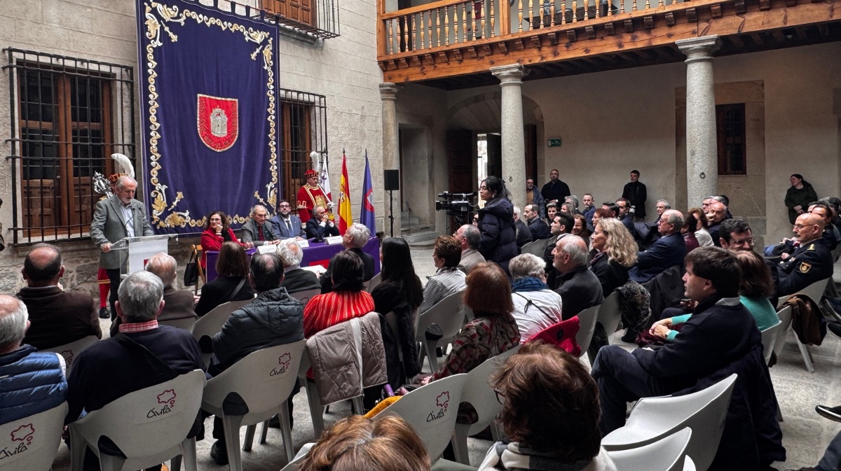 Nicol&aacute;s S&aacute;nchez-Albornoz cumple 100 a&ntilde;os recibiendo el Diploma al M&eacute;rito por la Ciudad de &Aacute;vila