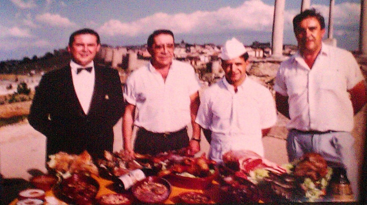 Foto antigua del cocinero Feliciano Guti&eacute;rrez mostrada en su jubilaci&oacute;n.