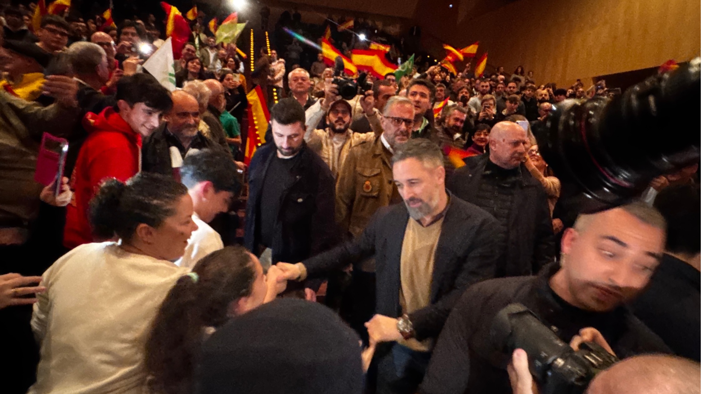 Santiago Abascal saludando al p&uacute;blico