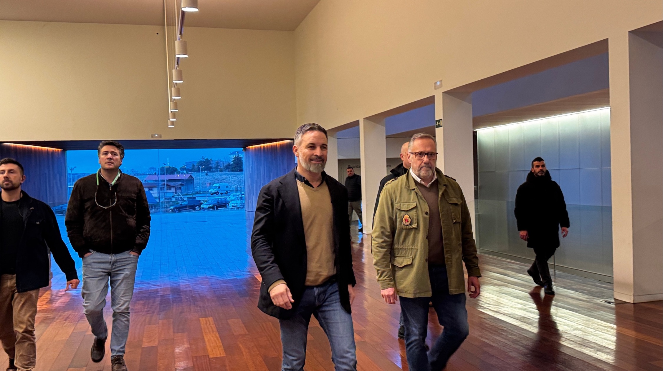 Santiago Abascal llega al Lienzo acompa&ntilde;ado de Carlos Poll&aacute;n