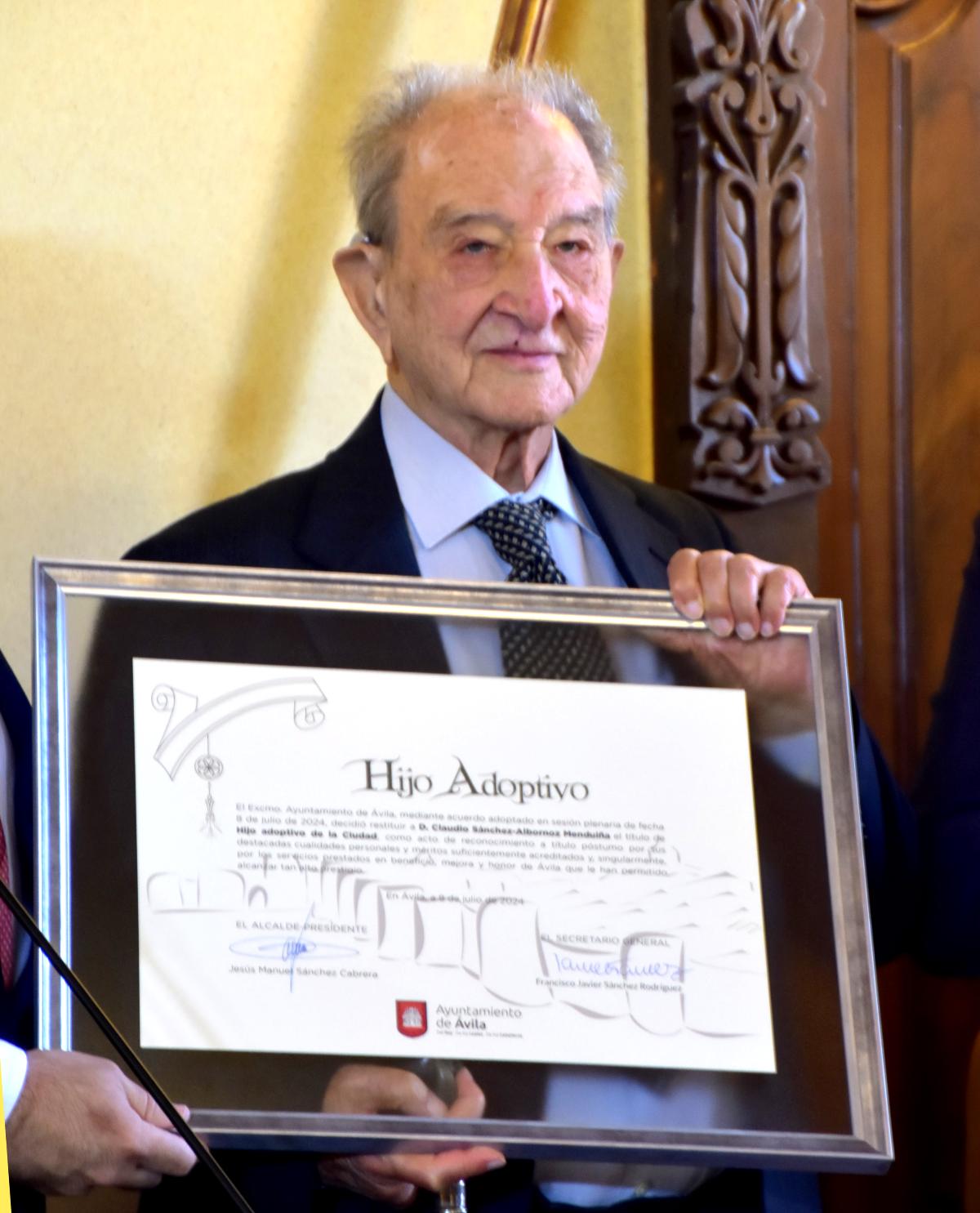 17. Nicol&aacute;s S&aacute;nchez-Albornoz recibe el t&iacute;tulo de Hijo adoptivo restituido a su padre don Claudio en  2024.