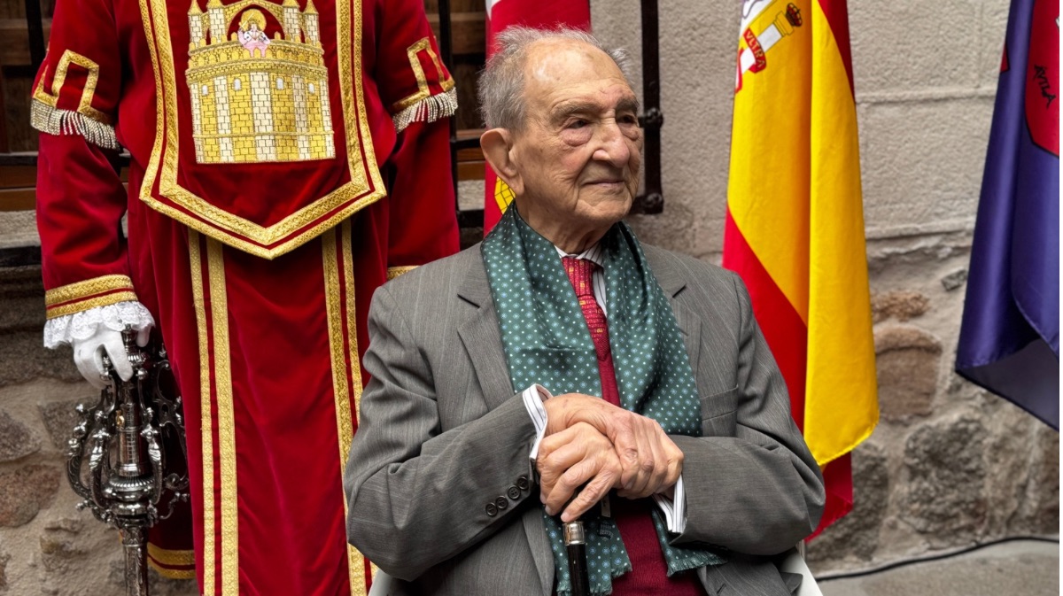 Nicol&aacute;s S&aacute;nchez-Albornoz cumple 100 a&ntilde;os recibiendo el Diploma al M&eacute;rito por la Ciudad de &Aacute;vila