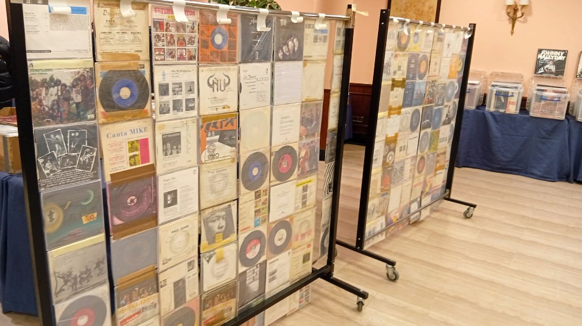 Feria del disco en &Aacute;vila.