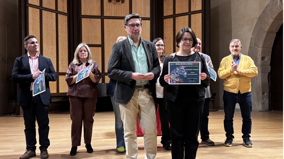 Premio concurso de disfraces a Vanesa Garc&iacute;a