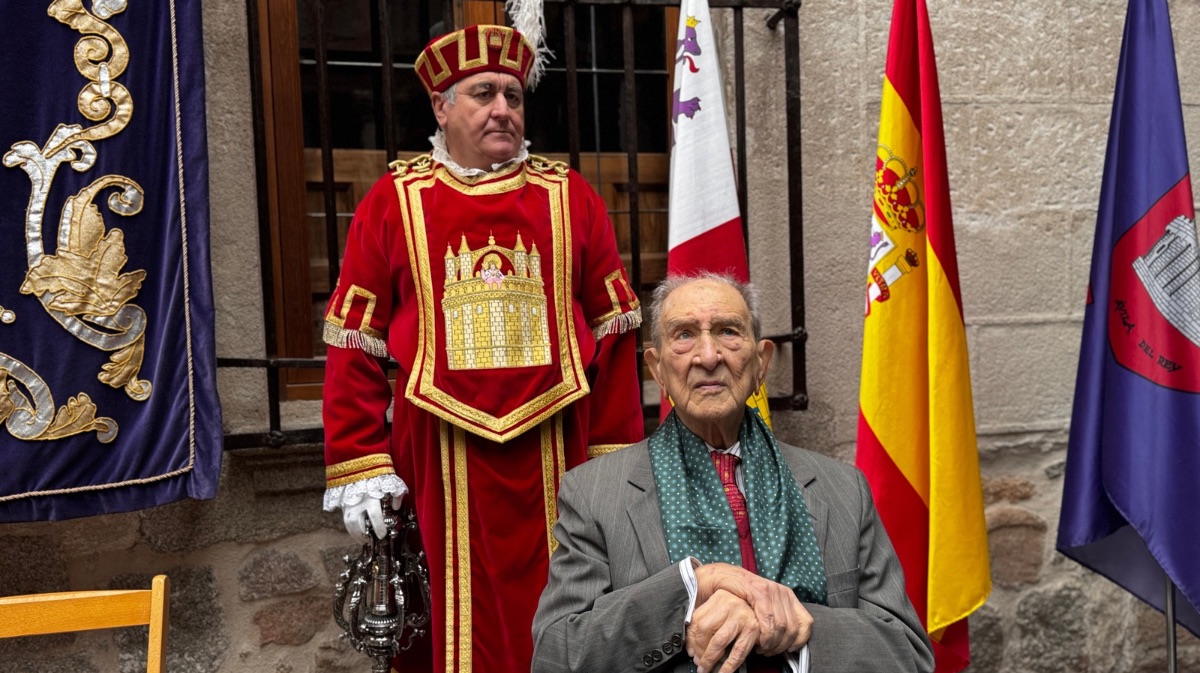 Nicol&aacute;s S&aacute;nchez-Albornoz cumple 100 a&ntilde;os recibiendo el Diploma al M&eacute;rito por la Ciudad de &Aacute;vila
