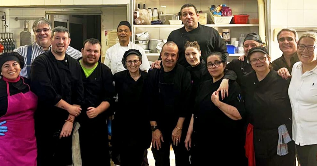 Feliciano Guti&eacute;rrez, jefe de cocina del Hotel Cuatro Postes, con sus compa&ntilde;eros de cocina.
