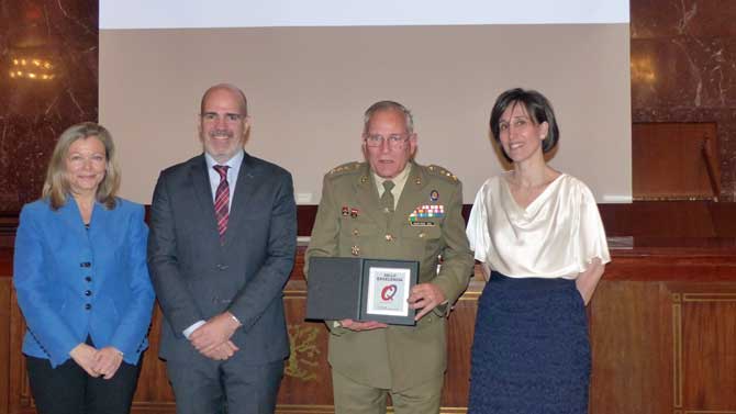 Entrega del 'Sello de cristal’ a la Subdelegación de Defensa de Ávila.