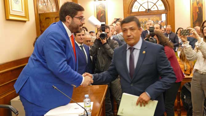 Sánchez Cabrera saluda a Carlos García antes de comenzar la moción de censura.