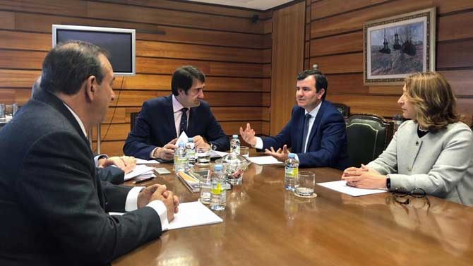 El consejero de Fomento con los alcaldes de Sotillo y Fresnedilla.