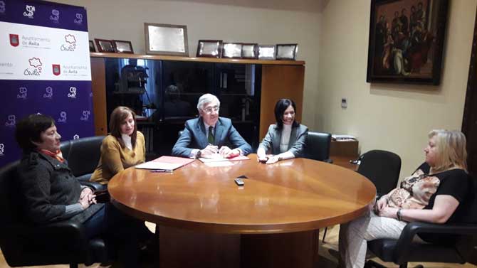 El alcalde cede con la Asociación de las Vacas la cesión de un espacio.