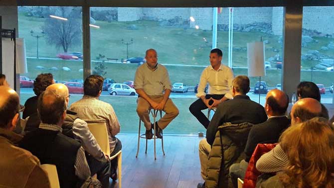 Francisco Igea, junto a David Martín, con militantes de Ciudadanos en Ávila.