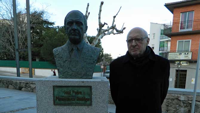 Pérez Llorca junto a su busto en el Museo Adolfo Suárez.