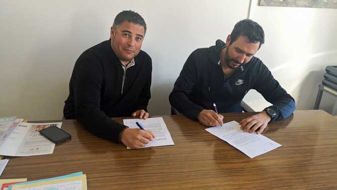 Firma del contrato para implantar wifi en Rivilla de Barajas.