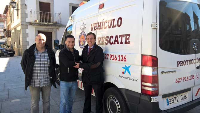 Presentación del renovado vehículo de Protección Civil de La Adrrada.
