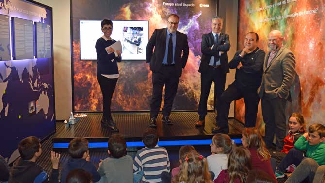 El consejero de Educación en la Sala Universo de Cebreros.