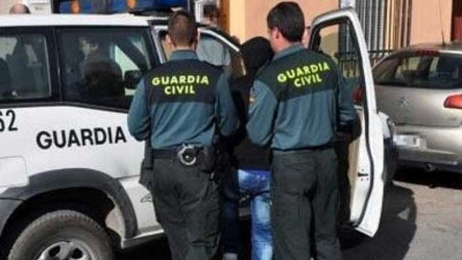 Imagen de archivo de una detención de la Guardia Civil.