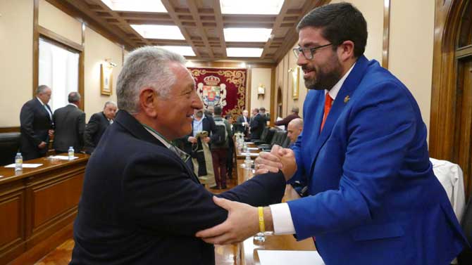 Ángel Jiménez saluda a Sánchez Cabrera al final del pleno.