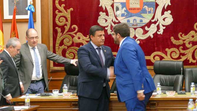 Sánchez Cabrera felicita a Carlos García.