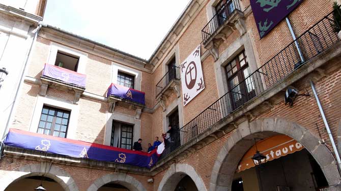 Pendones de Semana Santa en el Mercado Chico.