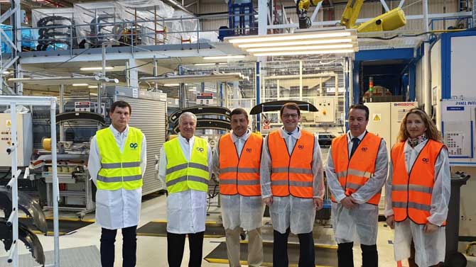 El candidato del PP a la Junta, Fernández Mañueco, en la fábrica de Plastic Omnium.