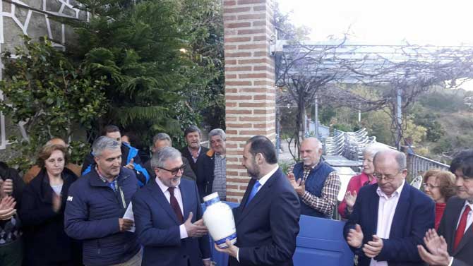 El ministro de Fomento, José Luis Ábalos, recoge el Premio Gredos en Guisando.