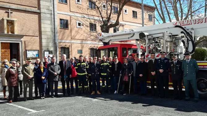 Alcalde y ediles en la fiesta de los bomberos, ante la Parroquia de San Antonio.