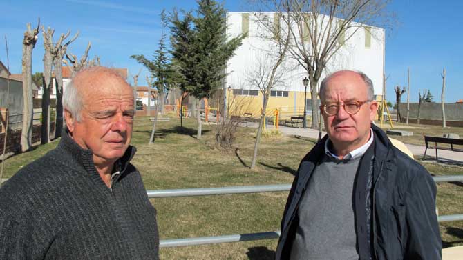 El alcalde de Aldeaseca; jesús Julio Izquierdo, con Jesús Caro.