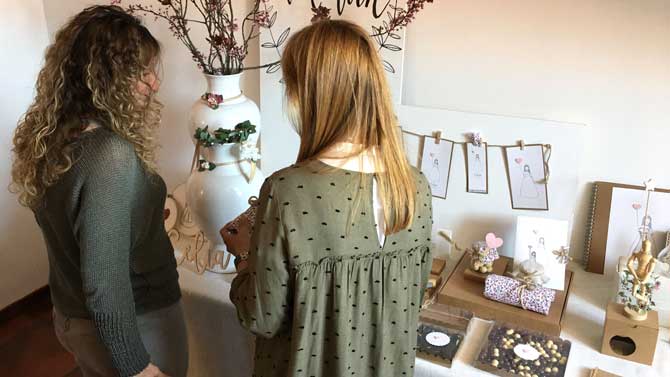 Puertas abiertas en Gris Berenjena.