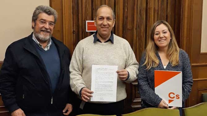 Concejal de Ciudadanos de San Lorenzo de Tormes, entre el diputado y la procuradora.