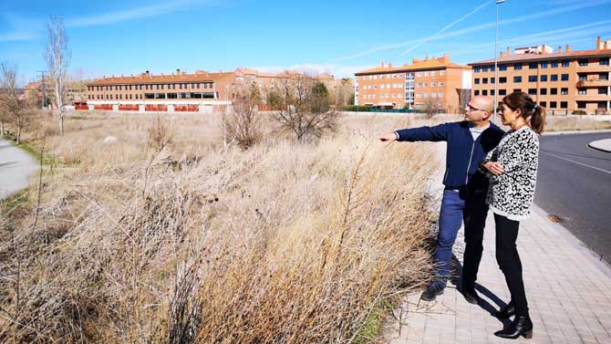 Josué Aldudo y Yolanda Vázquez en el puente José Bachiller.