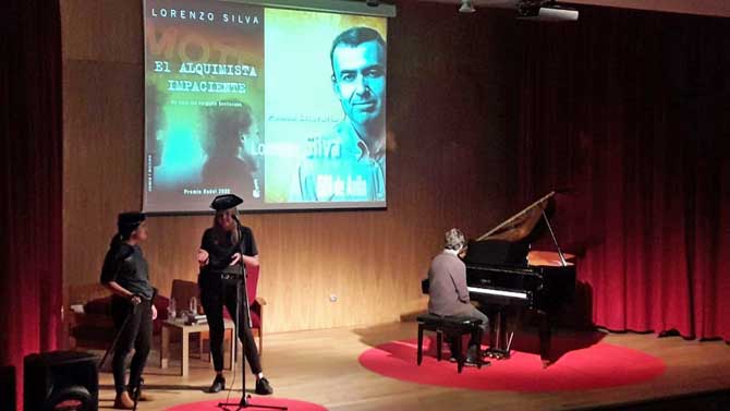Bevilacqua y Chamorro, personajes de Lorenzo Silva, antes de la conferencia.